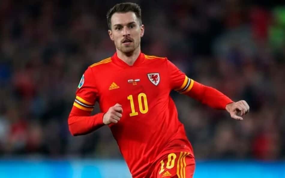 Aos 34 anos, ex-meia do Arsenal troca a Europa por destino inusitado