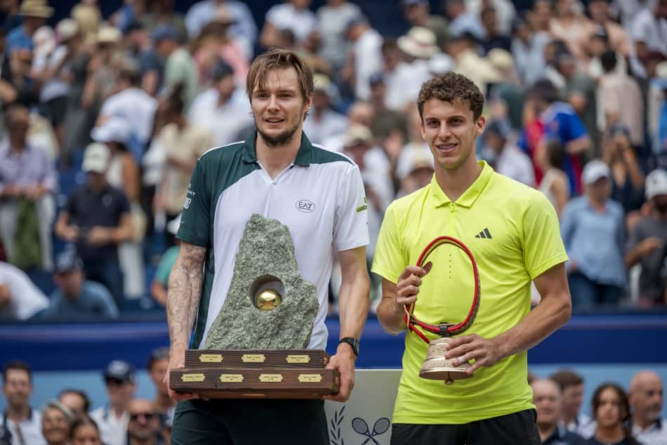 Alexander Bublik comemora vitória sobre Juan Manuel Cerundolo no ATP de Gstaad (foto: Fabrice COFFRINI / AFP)