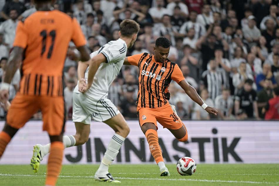 Alisson, do Shakhtar Donetsk, em ação no jogo contra o Besiktas (Foto: Reprodução/X)
