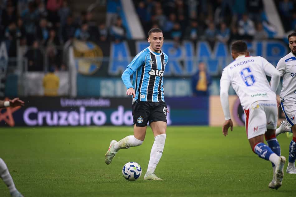 Alysson dá passe na vitória do Grêmio sobre o Fortaleza. (Foto: Maxi Franzoi/AGIF)