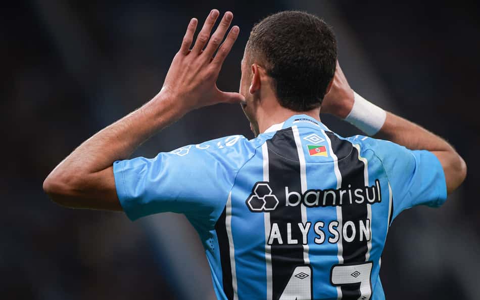 Primeiro gol e título como profissional: Alysson vive noite inesquecível no Grêmio