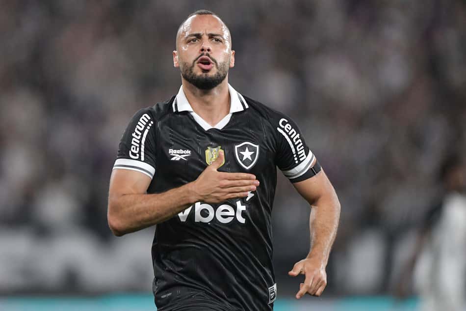 Arthur Cabral, do Botafogo, comemora seu gol contra o Corinthians (Foto: Thiago Ribeiro/AGIF)