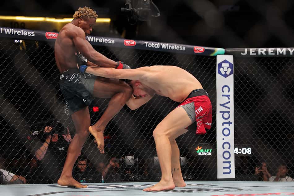 Camaronês Ateba Gautier dá joelhada em Robert Valentin no UFC 318 (foto: Jonathan Bachman / GETTY IMAGES NORTH AMERICA / Getty Images via AFP)