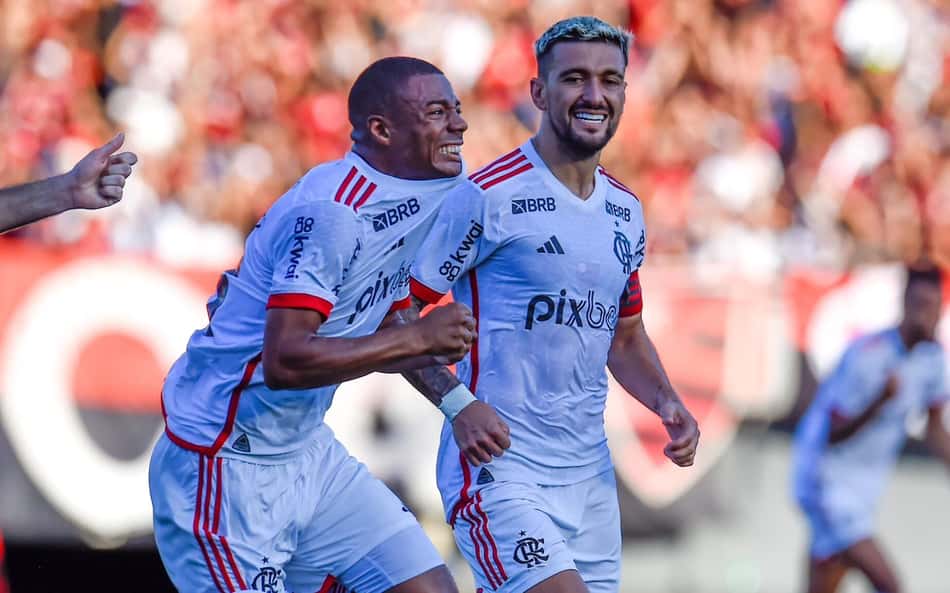 Atlético-GO x Flamengo - De La Cruz e Arrascaeta