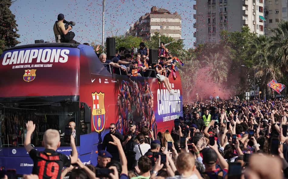 Barcelona, Chelsea e mais três clubes são multados por quebra no Fair Play Financeiro