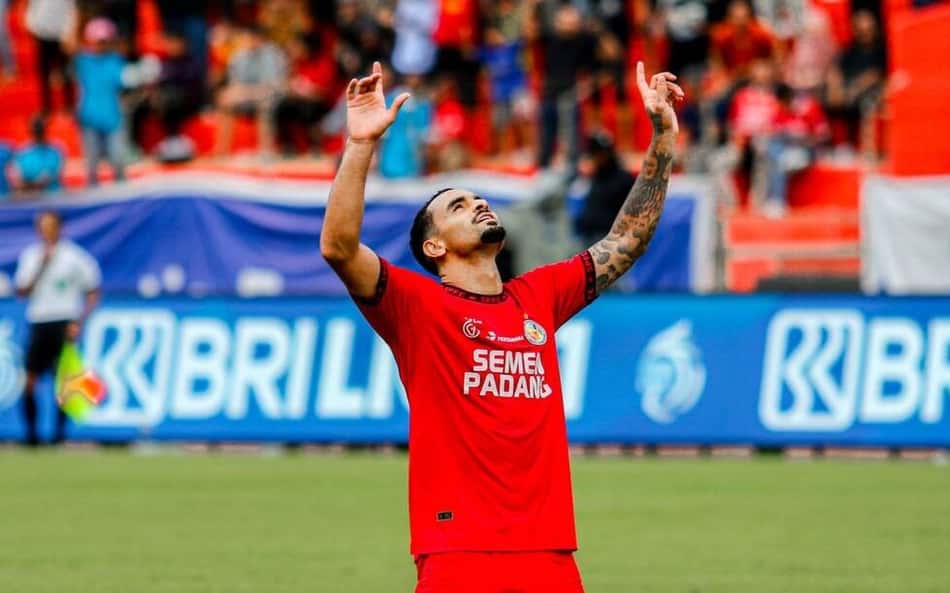 Ex-Internacional renova contrato com Semen Padang até 2026