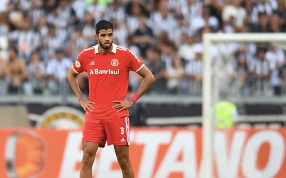 Outro zagueiro deixa o Internacional na janela de transferências