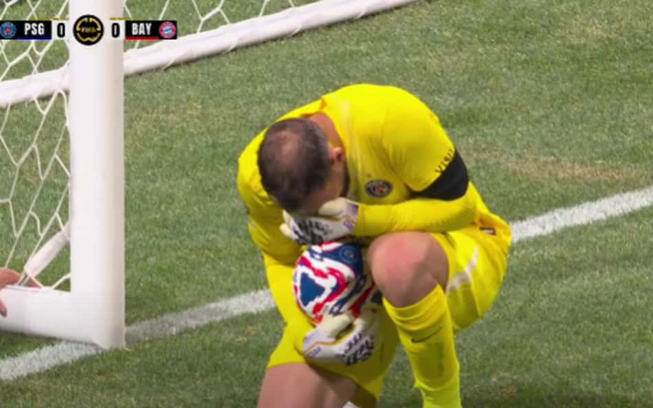 Donnarumma chora após causar lesão grave em astro do Bayern; veja