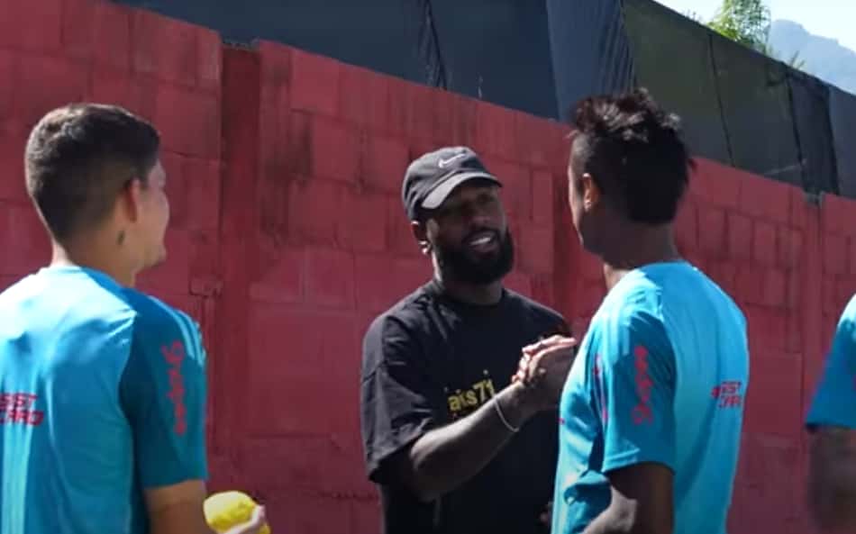 Gerson vai ao Ninho do Urubu e se despede de ex-companheiros no Flamengo