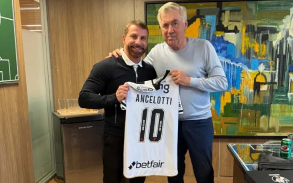 Rodrigo Caetano promete visita de Carlo Ancelotti a São Januário, estádio do Vasco