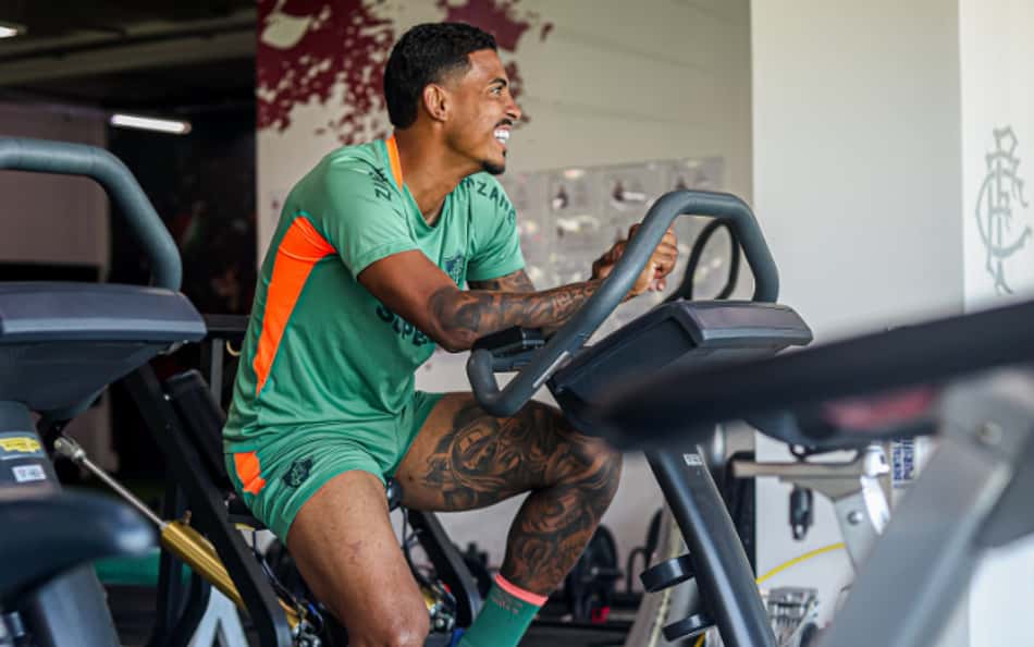 John Kennedy realiza atividades no CT Carlos Castilho: 'Feliz por estar de volta'