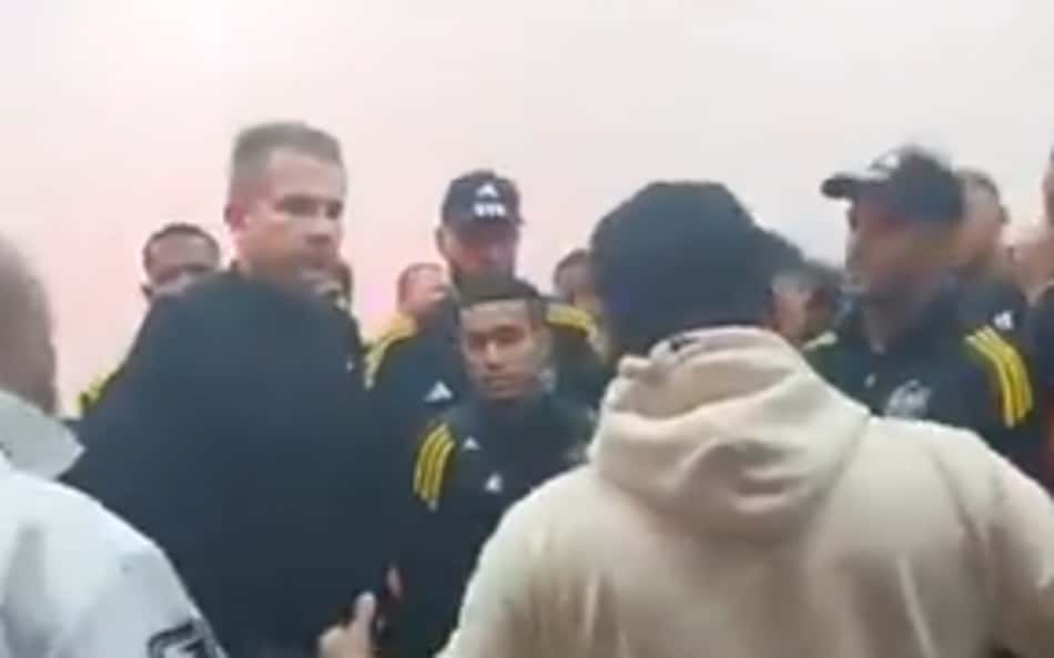 Clube gigante é recebido com protestos no aeroporto após derrota no Brasileirão