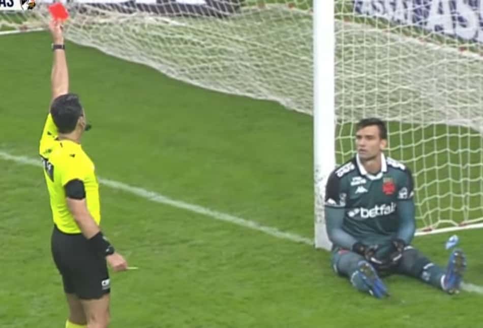 Léo Jardim expulso em Internacional x Vasco (Foto: Reprodução)