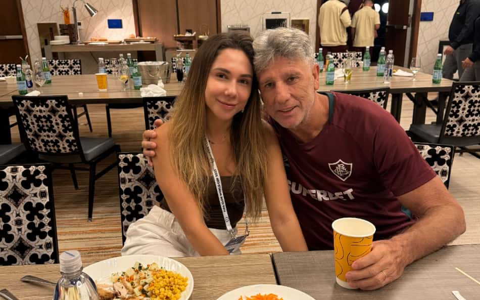 Filha de Renato Gaúcho, Carol Portaluppi é fotografada em jogo do Fluminense