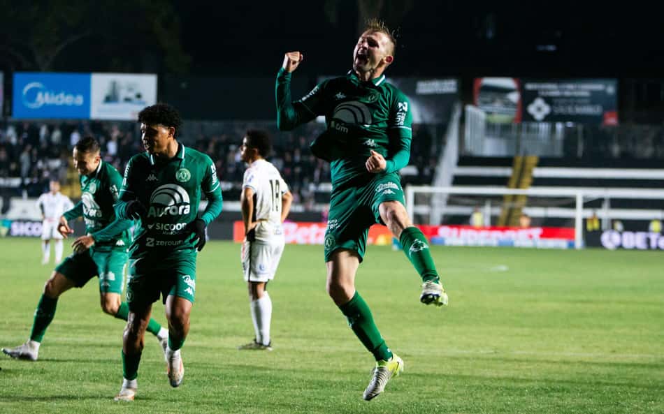 De virada, Chapecoense vence Operário-PR e cola no G-4 da Série B