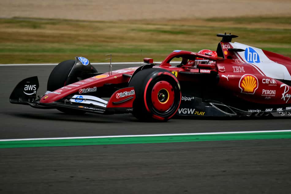 Companheiro de Lewis Hamilton na Ferrari,  Charles Leclerc no treino classificatório para o GP da Inglaterra (foto: Andrej ISAKOVIC / AFP)