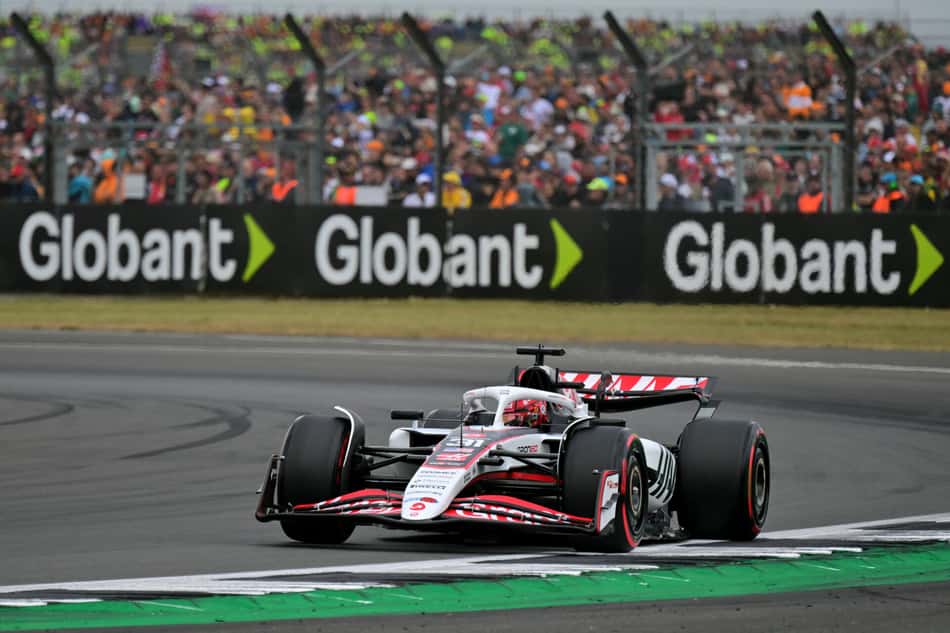 Francês Esteban Ocon, da Haas, no treino classificatório para o GP da Inglaterra (foto: Andrej ISAKOVIC / AFP)