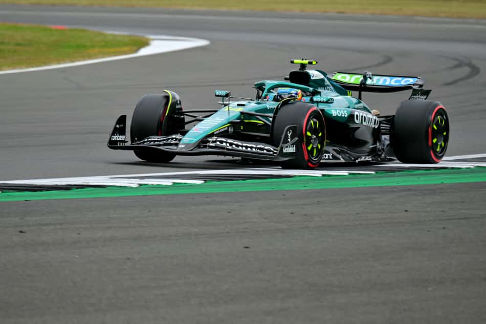 Espanhol Fernando Alonso, da Aston Martin, no treino classificatório para o GP da Inglaterra (foto: Andrej ISAKOVIC / AFP)