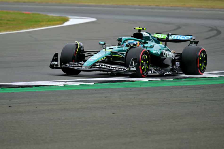 Espanhol Fernando Alonso, da Aston Martin, no treino classificatório para o GP da Inglaterra (foto: Andrej ISAKOVIC / AFP)