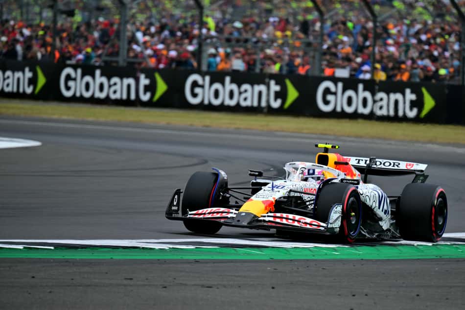 Neozelandês Liam Lawson, da RB, no treino classificatório para o GP da Inglaterra (foto: Andrej ISAKOVIC / AFP)