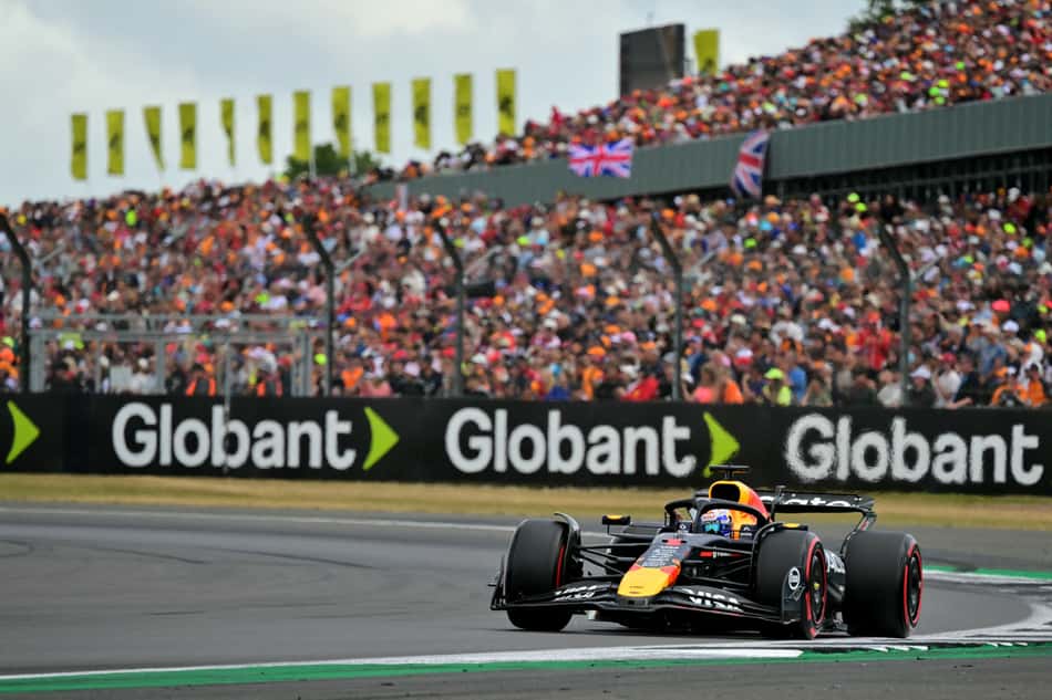 Holandês Max Verstappen, da Red Bull, no treino classificatório para o GP da Inglaterra (foto: Andrej ISAKOVIC / AFP)