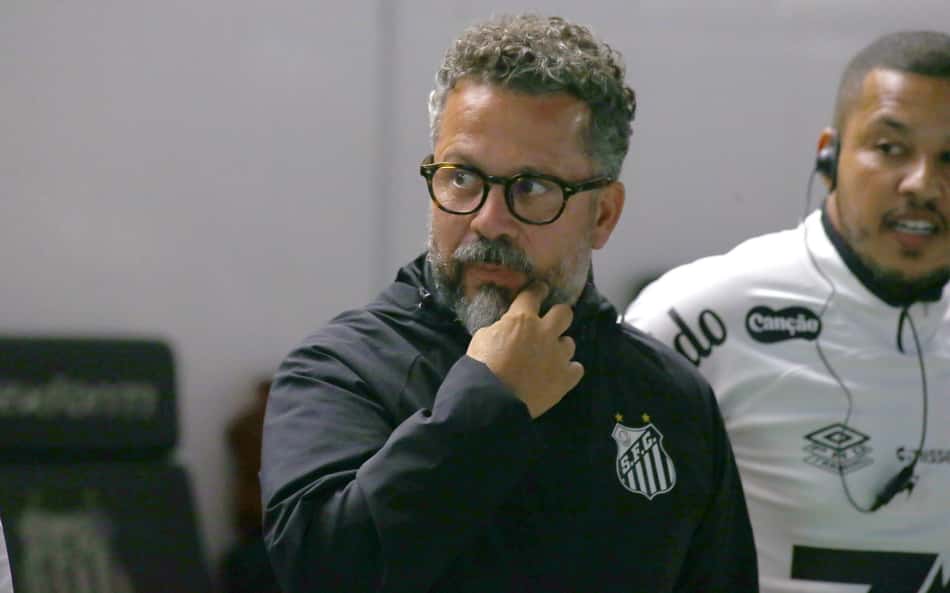 AO VIVO: Cléber Xavier concede coletiva após vitória do Santos sobre o Flamengo