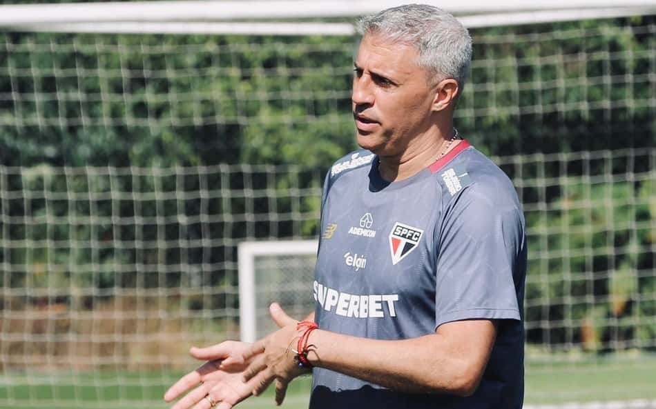 Sem mudanças, Crespo escala o São Paulo para encarar o Corinthians