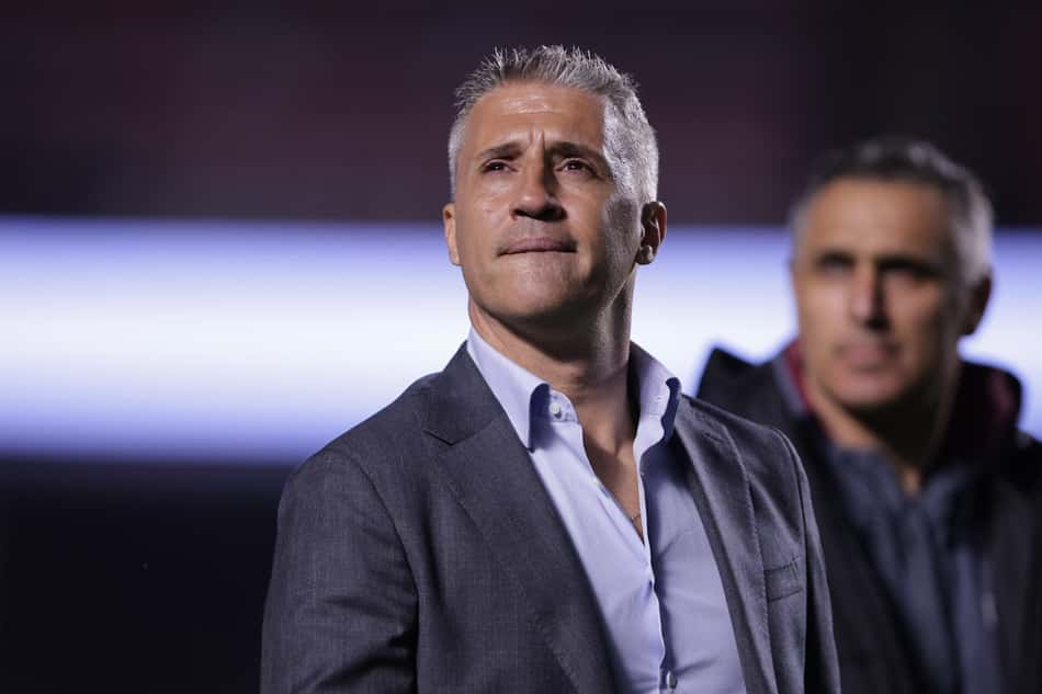 Hernán Crespo, técnico do São Paulo, durante partida contra o Corinthians pelo campeonato Brasileirão (Foto: Ettore Chiereguini/AGIF)