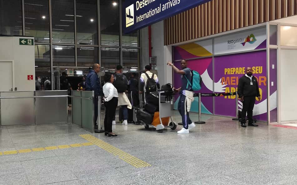 Em silêncio, Botafogo desembarca no Rio após participação no Mundial