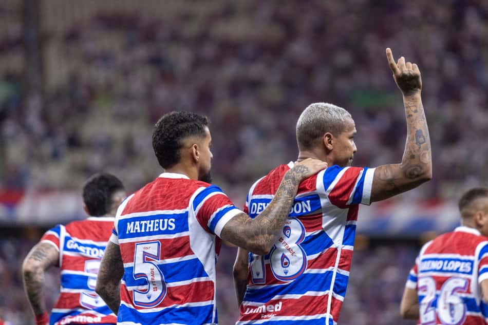 Deyverson, do Fortaleza, comemora seu gol contra o Red Bull Bragantino no Castelão