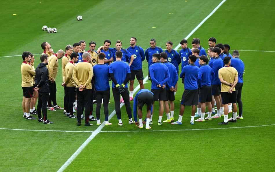 Elenco do Barcelona reunido antes do jogo contra o Dortmund, pela Champions