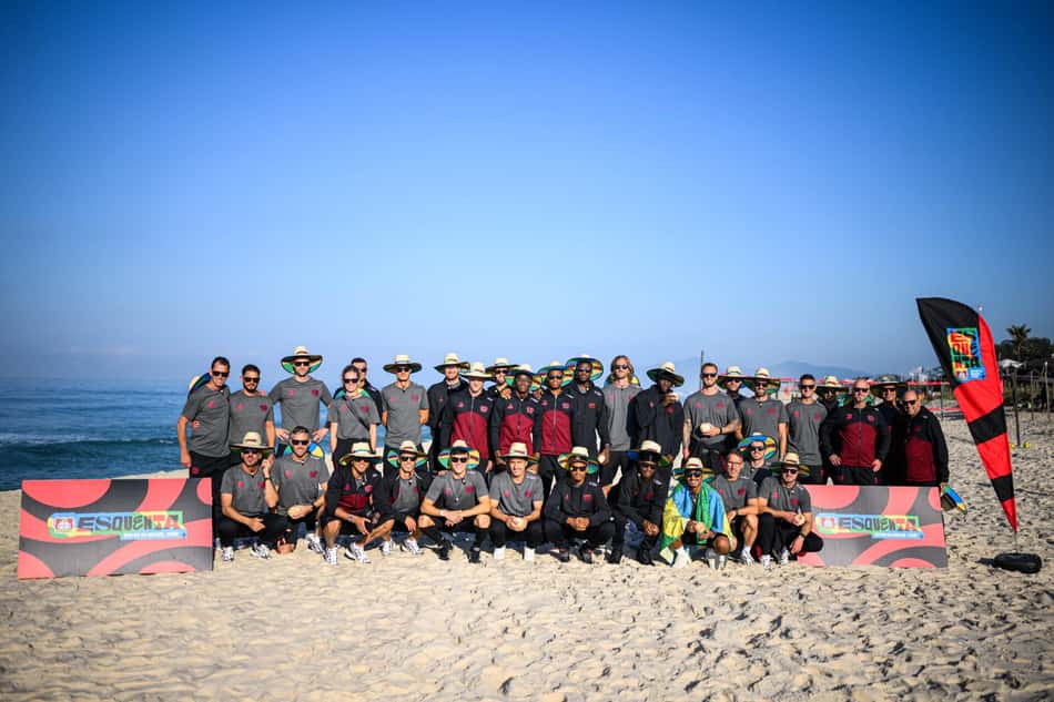 Elenco do Bayer Leverkusen na praia da Barra da Tijuca, no Rio de Janeiro