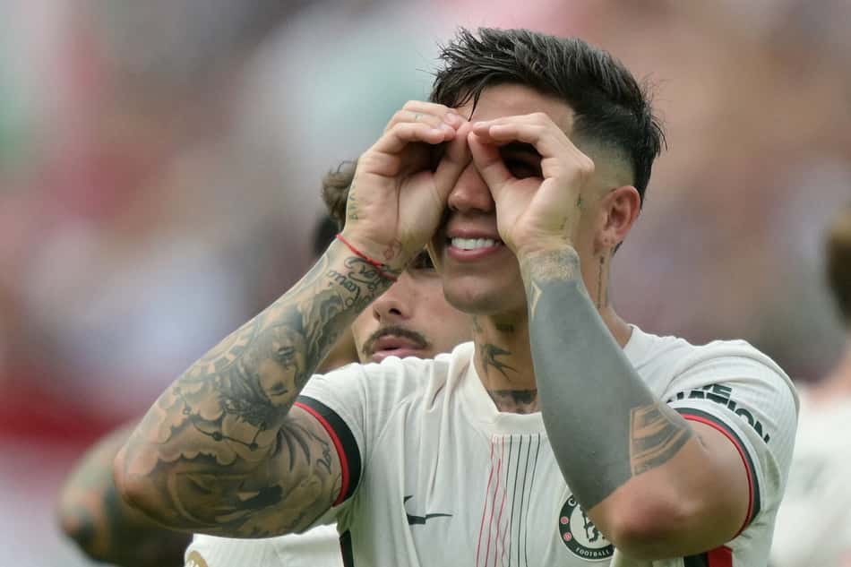 Enzo Fernández comemora classificação do Chelsea à final do Mundial de Clubes