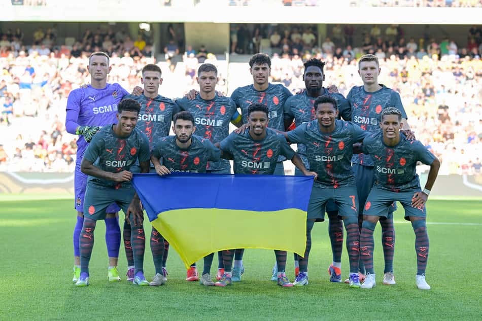 Equipe do Shakhtar antes do confronto pela Europa League (Foto: Reprodução/X)
