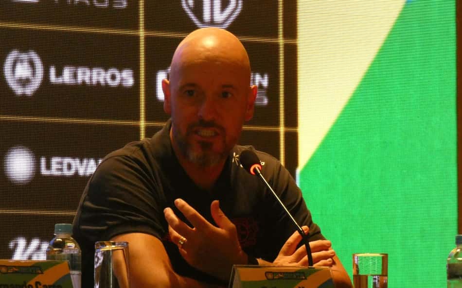 Técnico do Leverkusen, Ten Hag minimiza pressão e diz: 'Provo vencendo troféus'