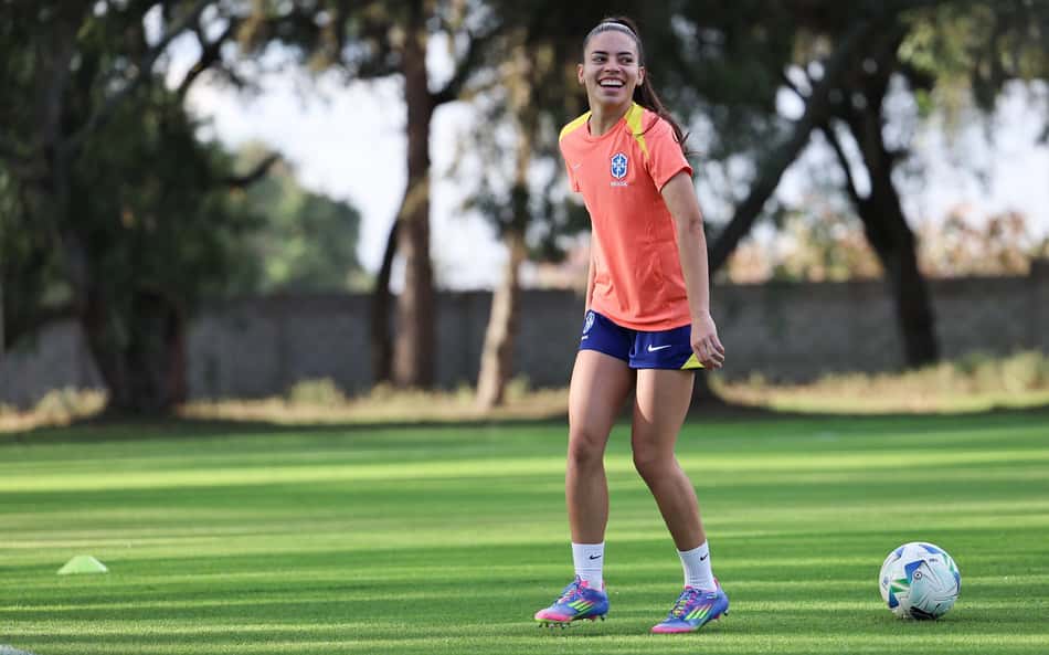 Lateral da Seleção, Fátima Dutra elogia concorrência interna e fala sobre orgulho de ser nordestina