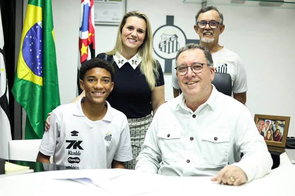 Ao lado da família, Robinho Jr. estende o vínculo com o Santos até 2027. (Foto: Reinaldo Campos/Santos FC)