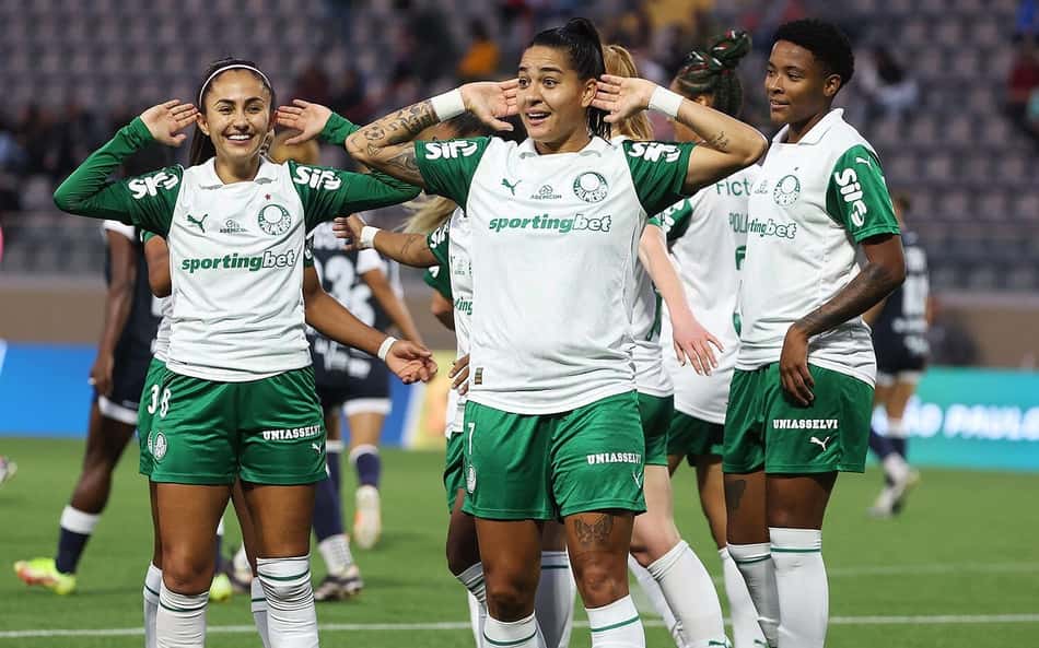 Jogadoras do Palmeiras comemoram classificação à final da The Women's Cup. (Foto: abio Menotti/Palmeiras)