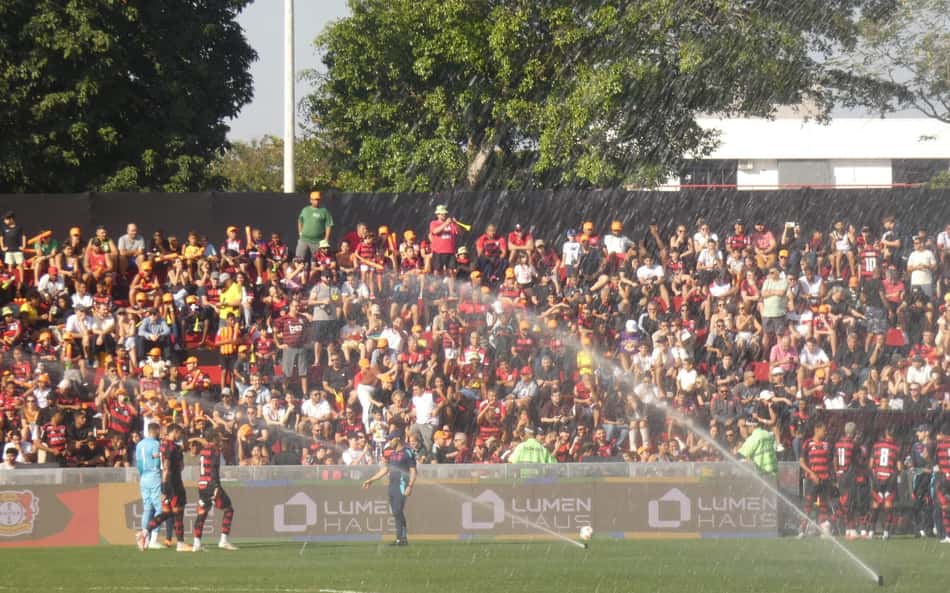 Torcida do Flamengo lota Gávea em amistoso contra o Bayer Leverkusen