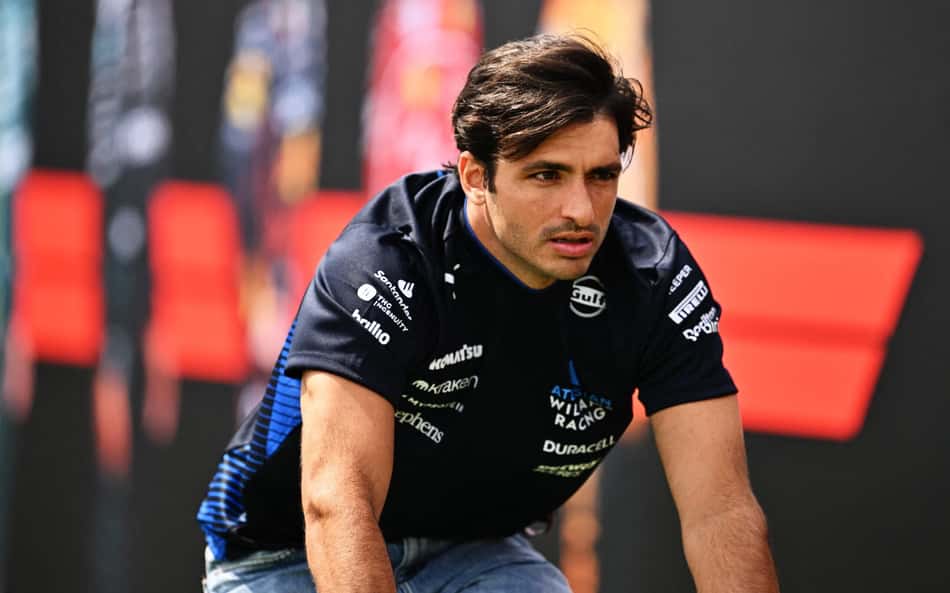 O espanhol Carlos Sainz, da Williams, chega de bicicleta (foto: Minas Panagiotakis / GETTY IMAGES NORTH AMERICA / Getty Images via AFP)