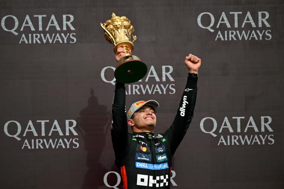 Lando Norris faz z festa no alto do pódio do GP da Inglaterra (foto: Andrej ISAKOVIC / AFP)
