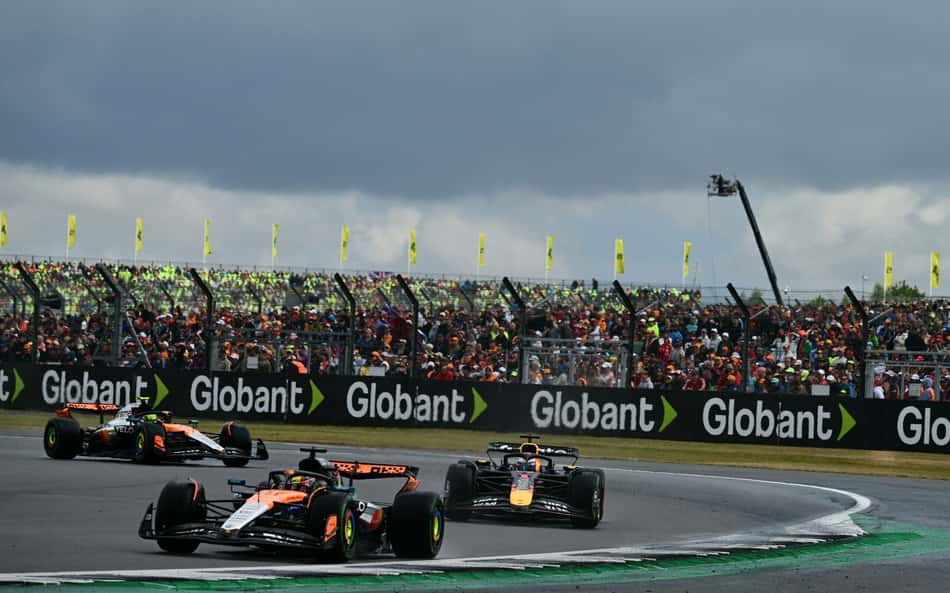 Australiano Oscar Piastri na liderança provisória sob ameaçadoras nuvens (foto: Ben STANSALL / AFP)