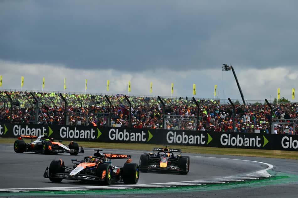 Australiano Oscar Piastri na liderança provisória sob ameaçadoras nuvens (foto: Ben STANSALL / AFP)