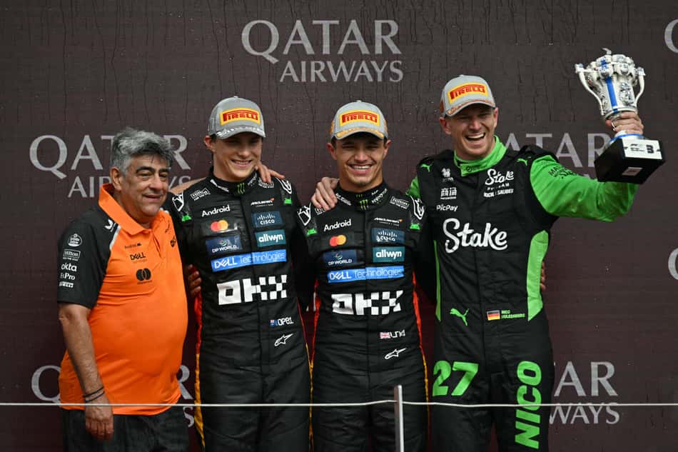 Oscar Piastri, Lando Norris e Nico Hulkenberg no pódio do GP da Inglaterra (foto: Andrej ISAKOVIC / AFP)