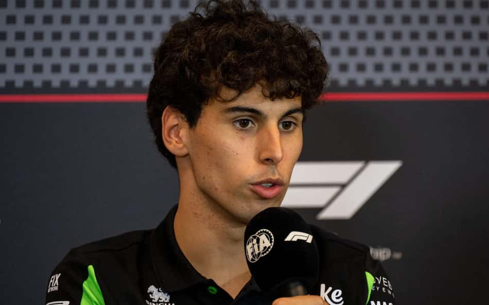 Gabriel Bortoleto, da Sauber, durante coletiva para o GP de Mônaco na F1 2025 (Foto: Andrej ISAKOVIC / AFP)