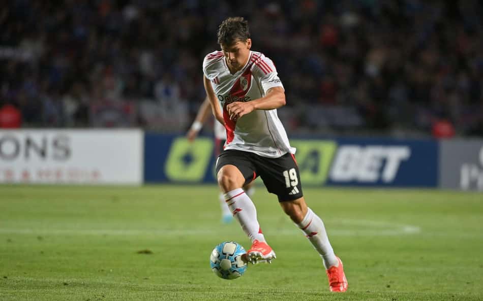 Athletico negocia com volante do Nacional-URU e atacante do River Plate