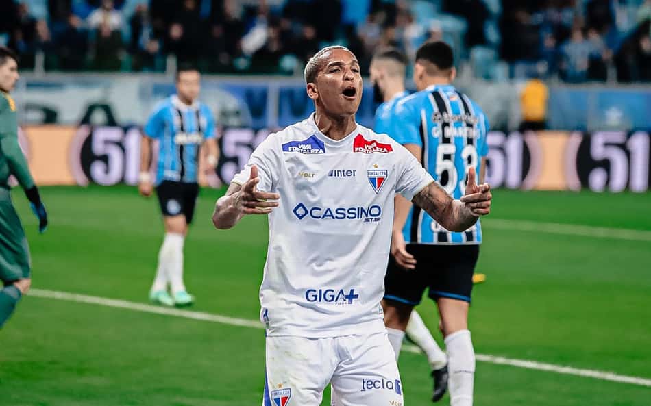 Deyverson defende goleiro do Fortaleza após pênaltis contra o Grêmio