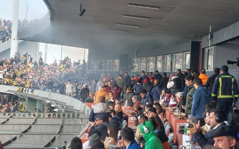 Sinalizador de torcida atinge tribuna da imprensa durante clássico no Uruguai