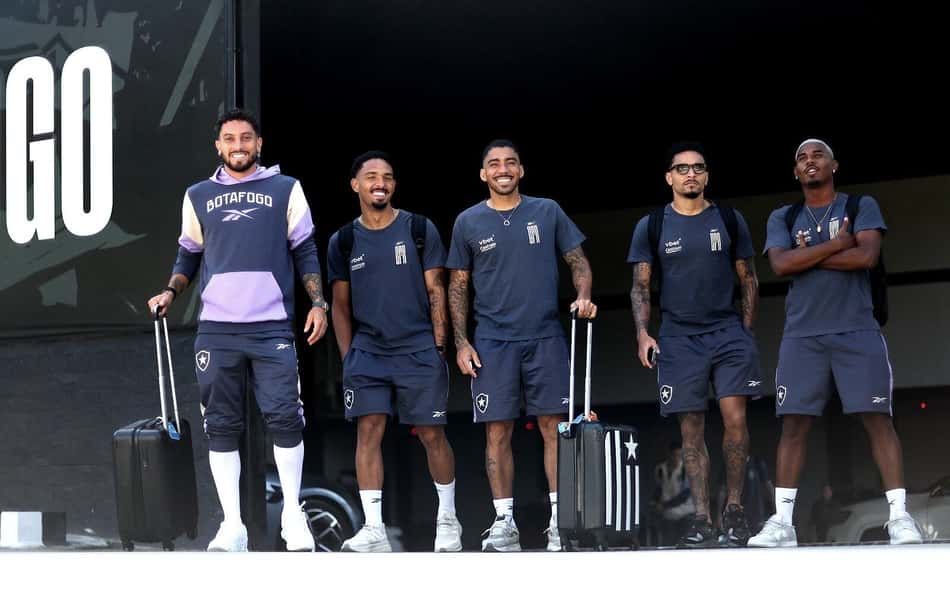 Com Gregore e Davide Ancelotti, Botafogo viaja para clássico com o Vasco