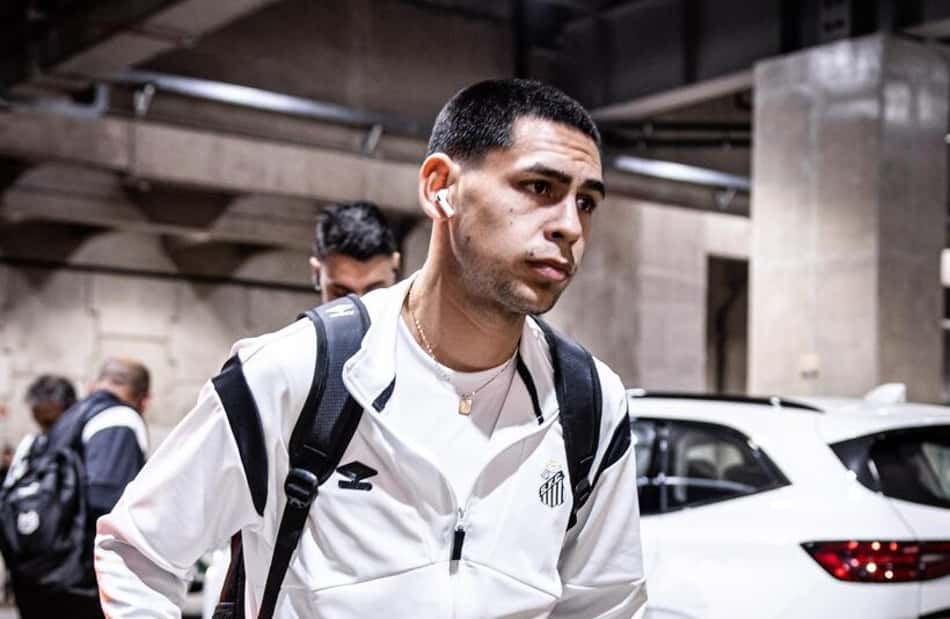Caballero viaja com a delegação do Santos para enfrentar o Sport (Foto: Divulgação)